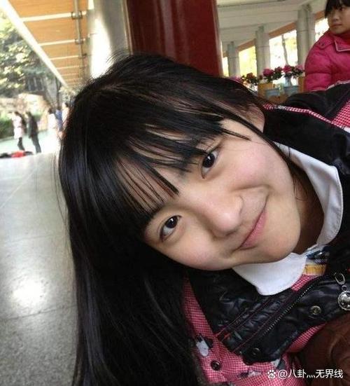 拍照姿势小女孩图片图1