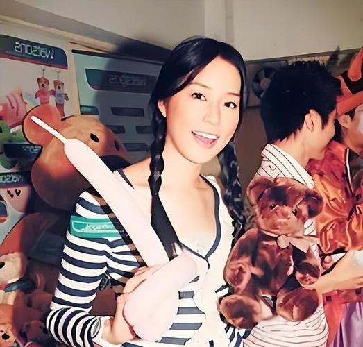 那个被叫“镇楼女神”的14岁女孩,曾被人承诺娶她为妻,她如今怎样了...