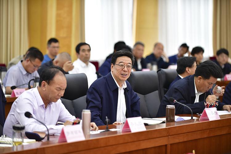 领导讲话拍照时候怎么摆姿势