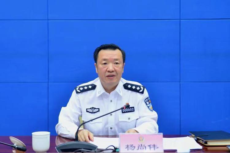 领导讲话双手一般怎么放