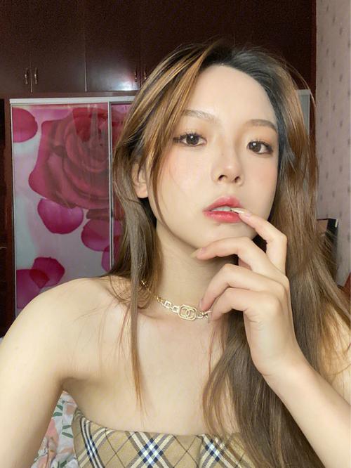 摄影高手请看,帮忙分析这个照片是怎么打光?什么方向打光?是拍出来的吗...