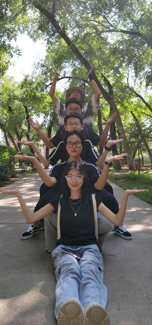 三人拍照姿势创意大全