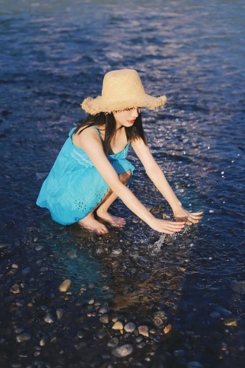 今天在河边玩,河边拍照有哪些姿势?