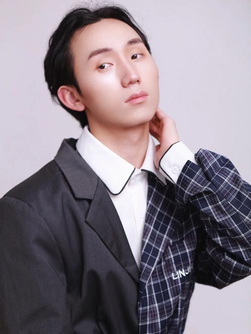 为什么男生拍照总是显得僵硬?几招帅气姿势,赶快行动起来吧。