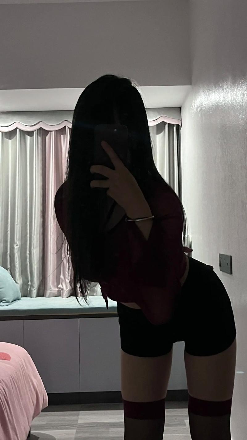 8种“疼痛式”对镜自拍姿势,不露脸拍照,也能拍得很好看