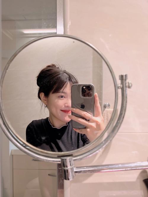 为什么对镜自拍不好看?