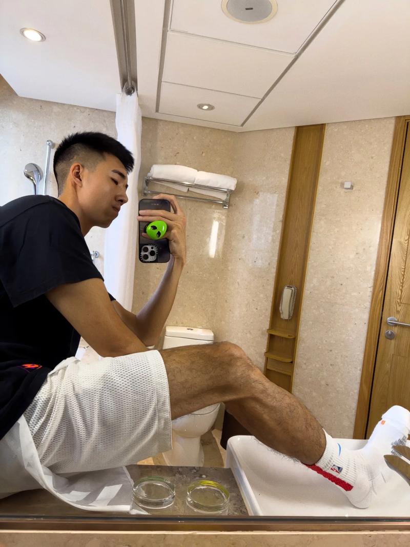 男生自拍拍照姿势怎么摆