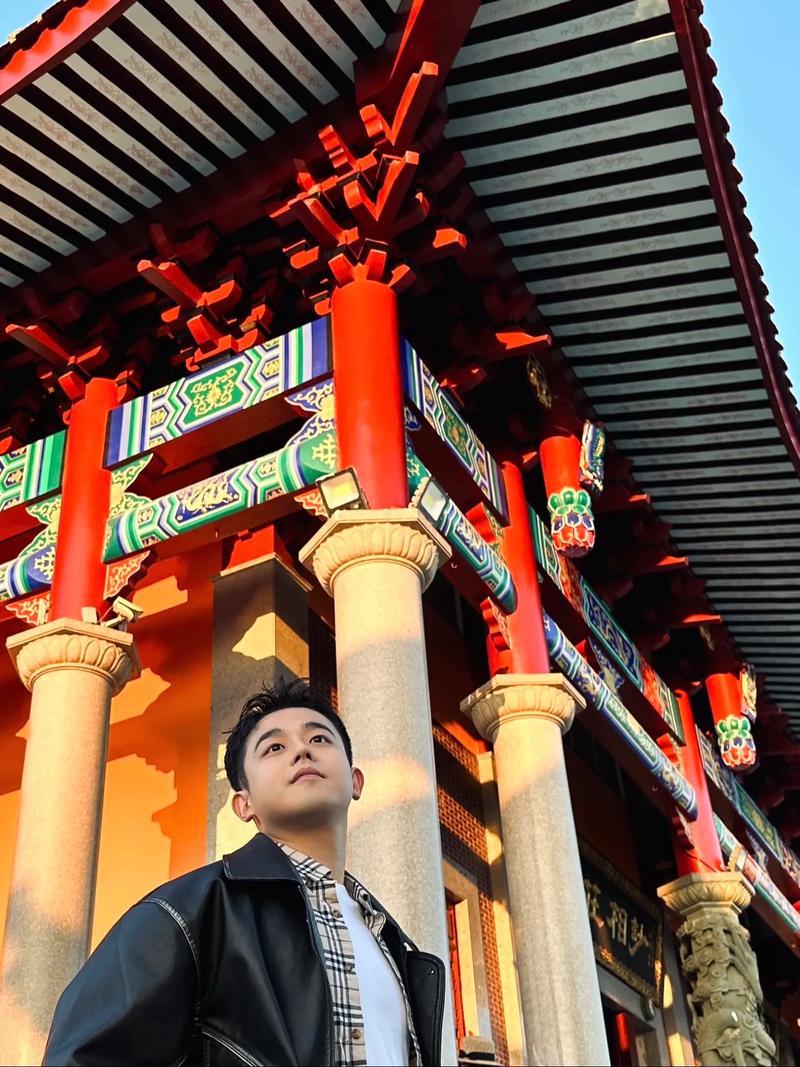 男生寺院拍照姿势怎么摆好看