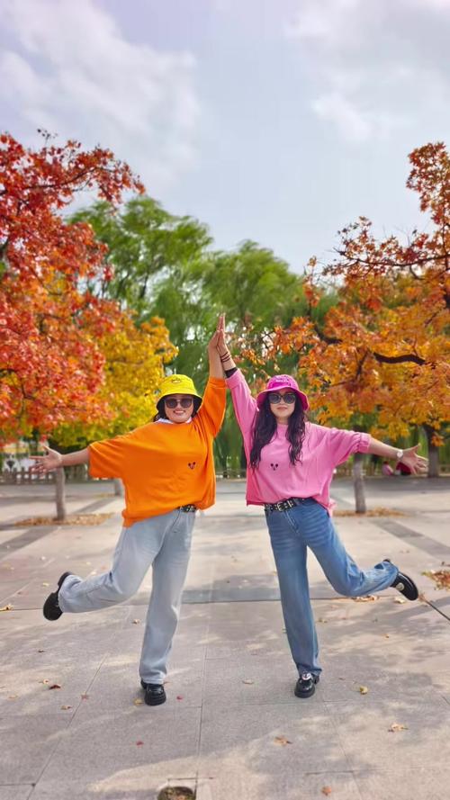 有哪些适合两个人旅游拍照的姿势?