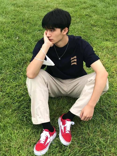 男生拍照姿势怎么摆