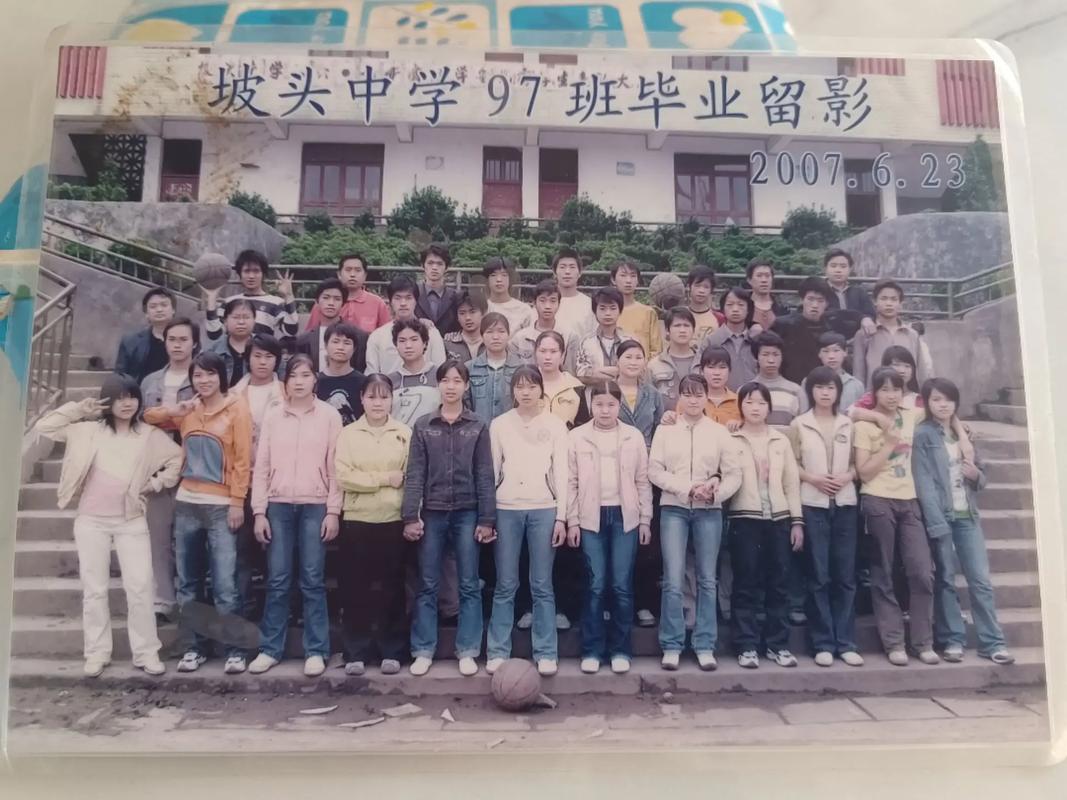 下面是一张毕业时的老照片你看过之后会有怎样的感触.(150字)PS:悬赏10...