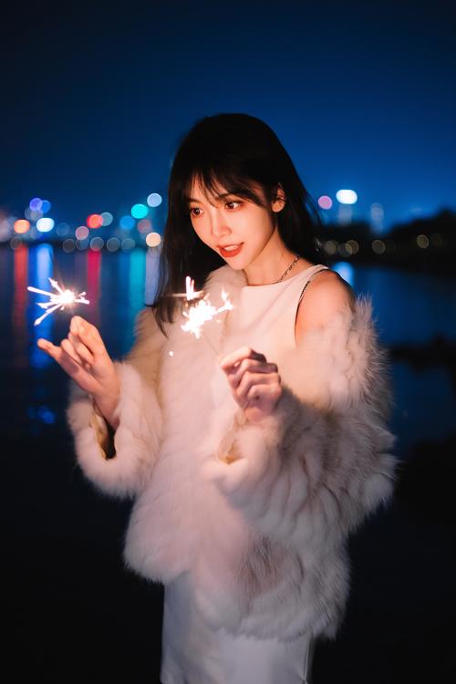 2023元旦怎么用仙女棒拍出好看的照片-仙女棒拍照姿势图片大全最新