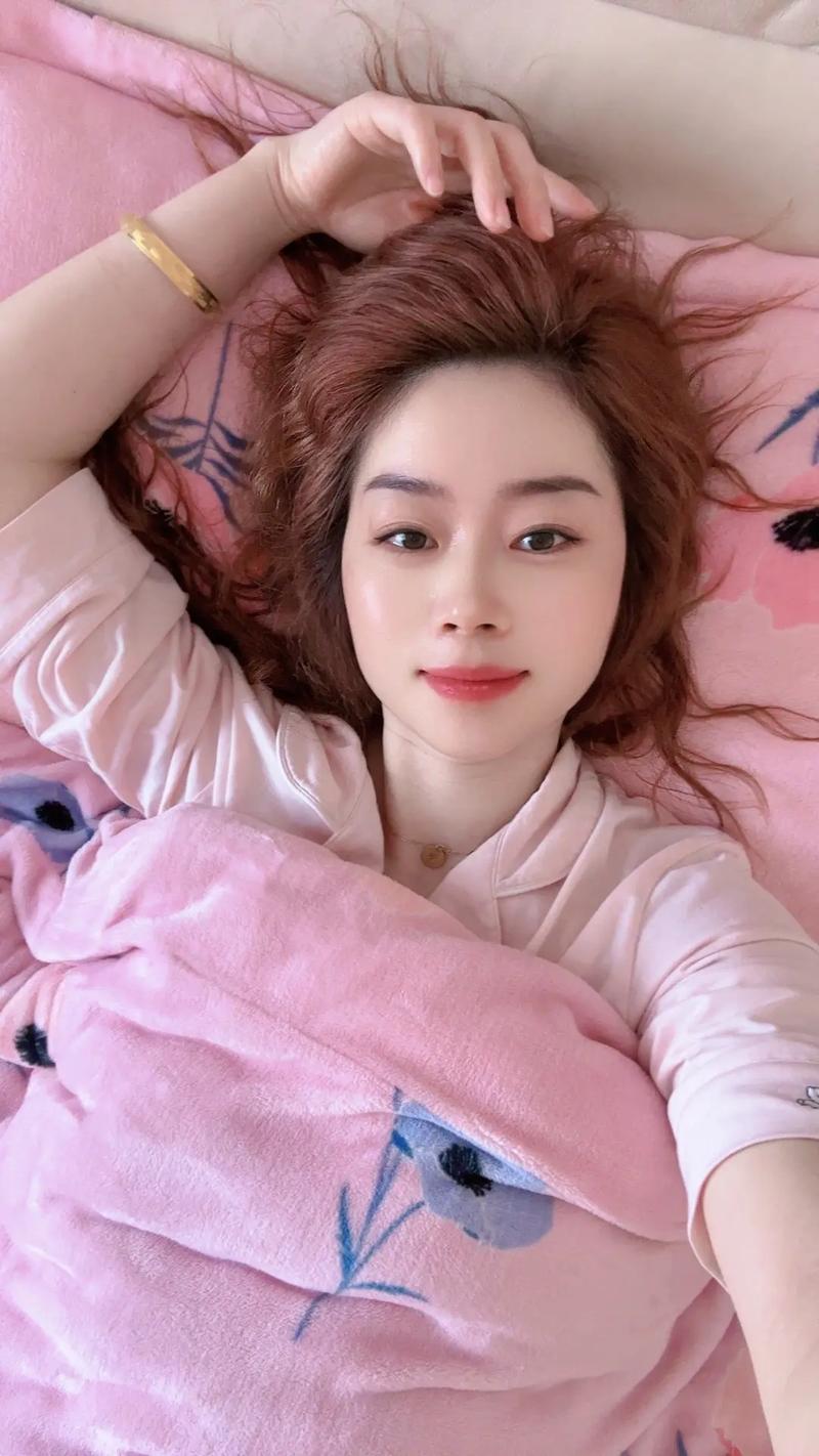 躺床上拍照怎么摆才好看?