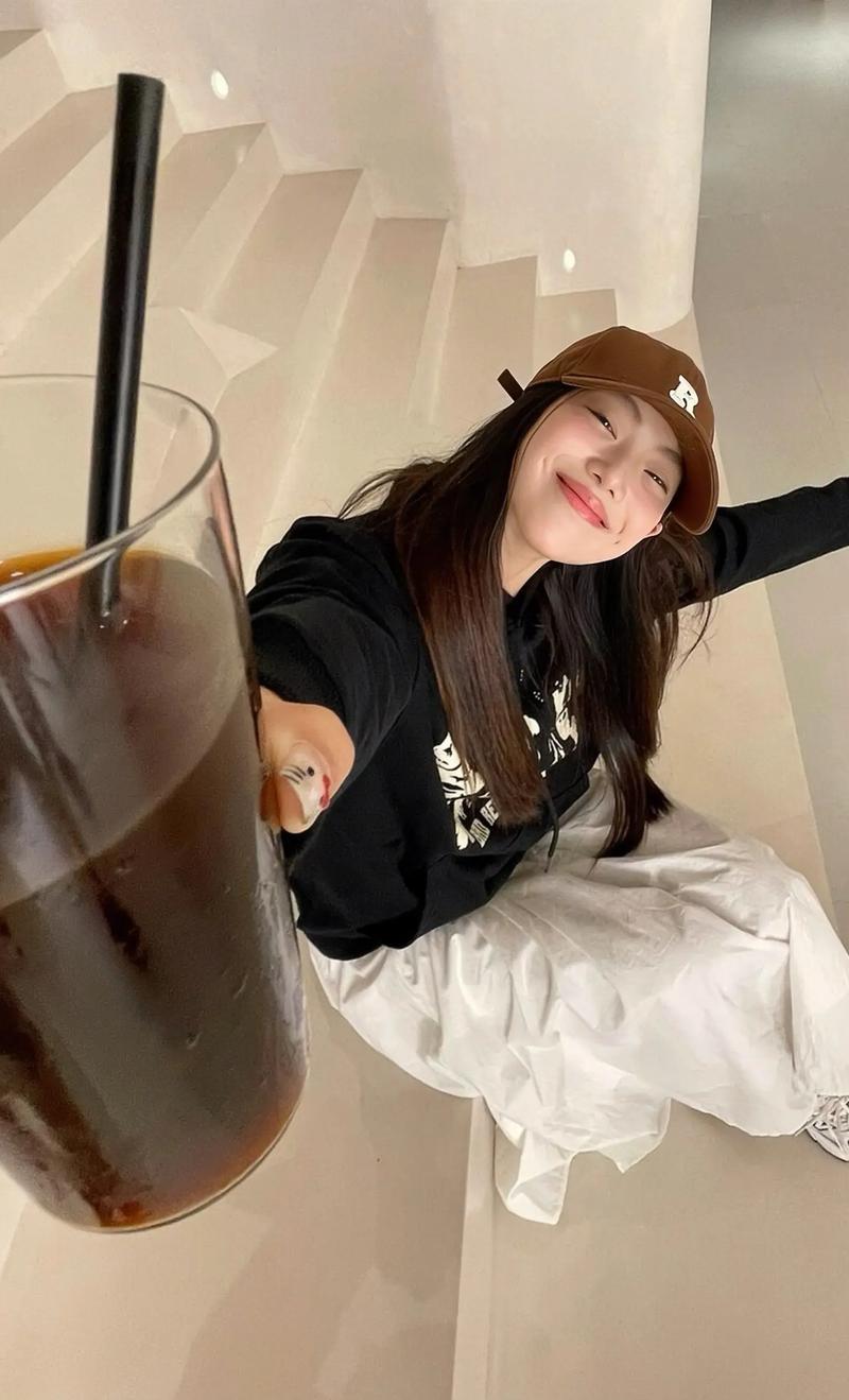 下午茶探店拍照姿势显高显瘦快速出片