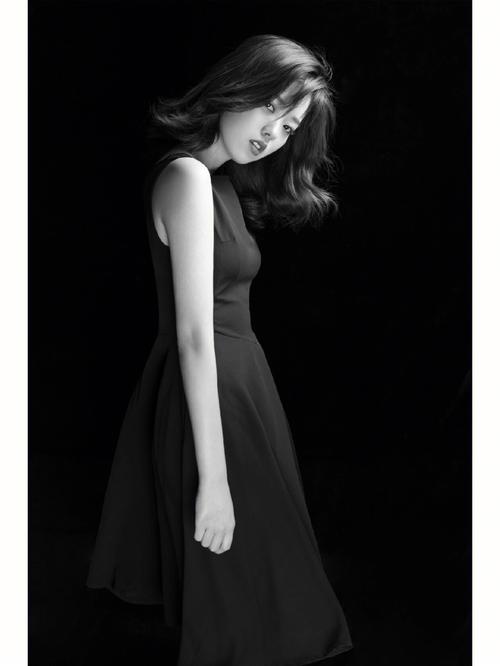 肖像摄影中常有的“全黑”背景是怎么拍摄的?