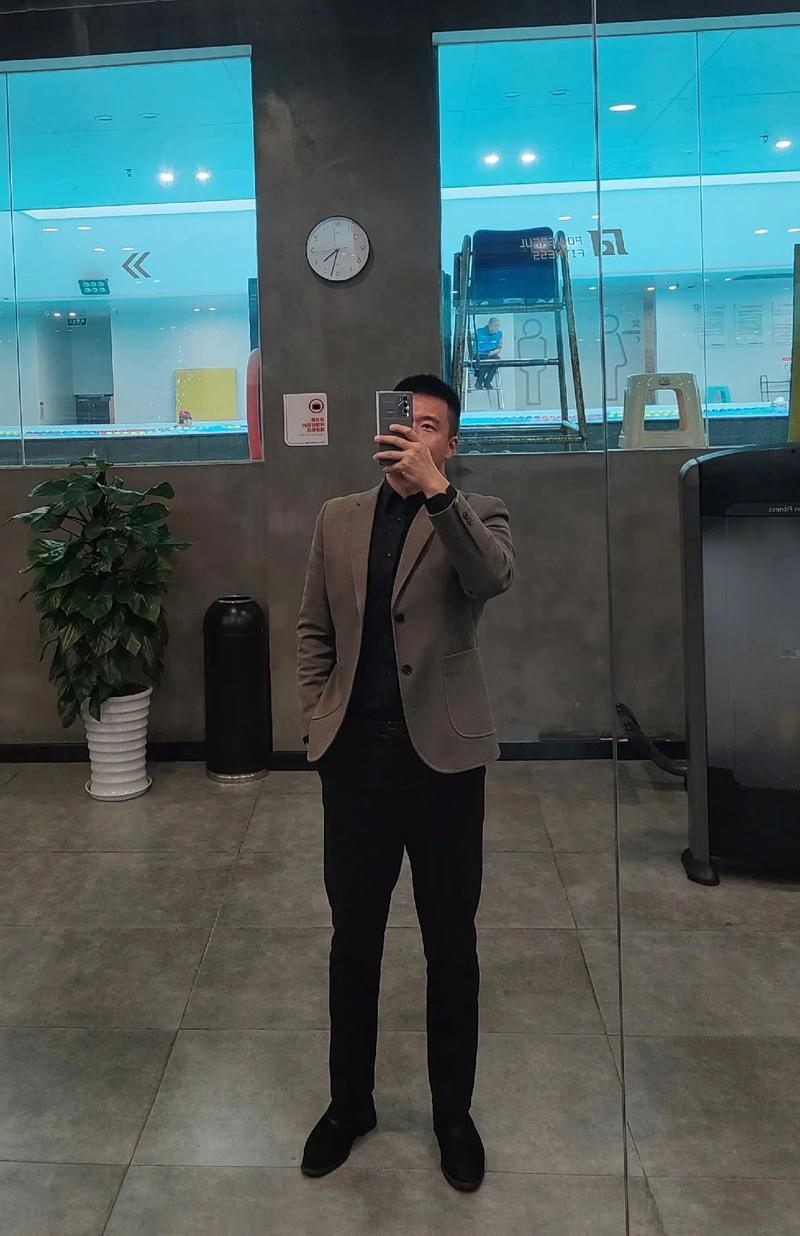 男生穿西装自拍时应该考虑哪些方面?