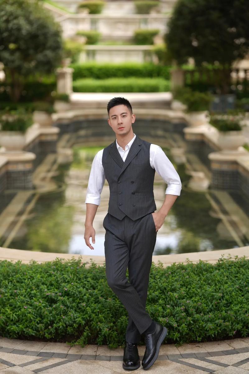 17岁男生穿西装摆什么姿势拍照帅