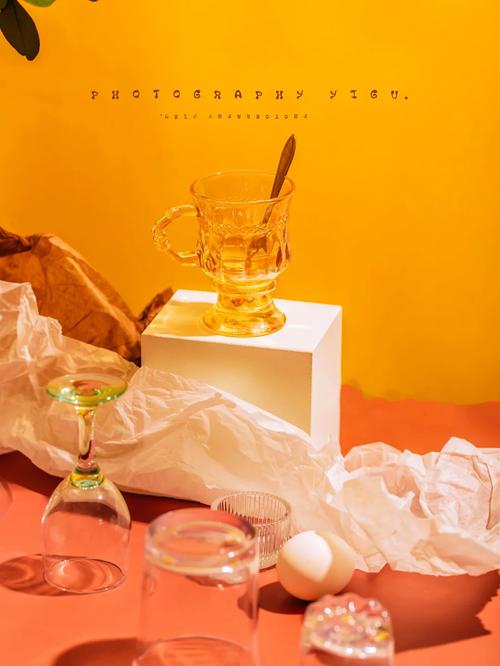 ...如果要把一件特别透亮的玻璃制品拍出纯白色背景,有什么特别的方法...