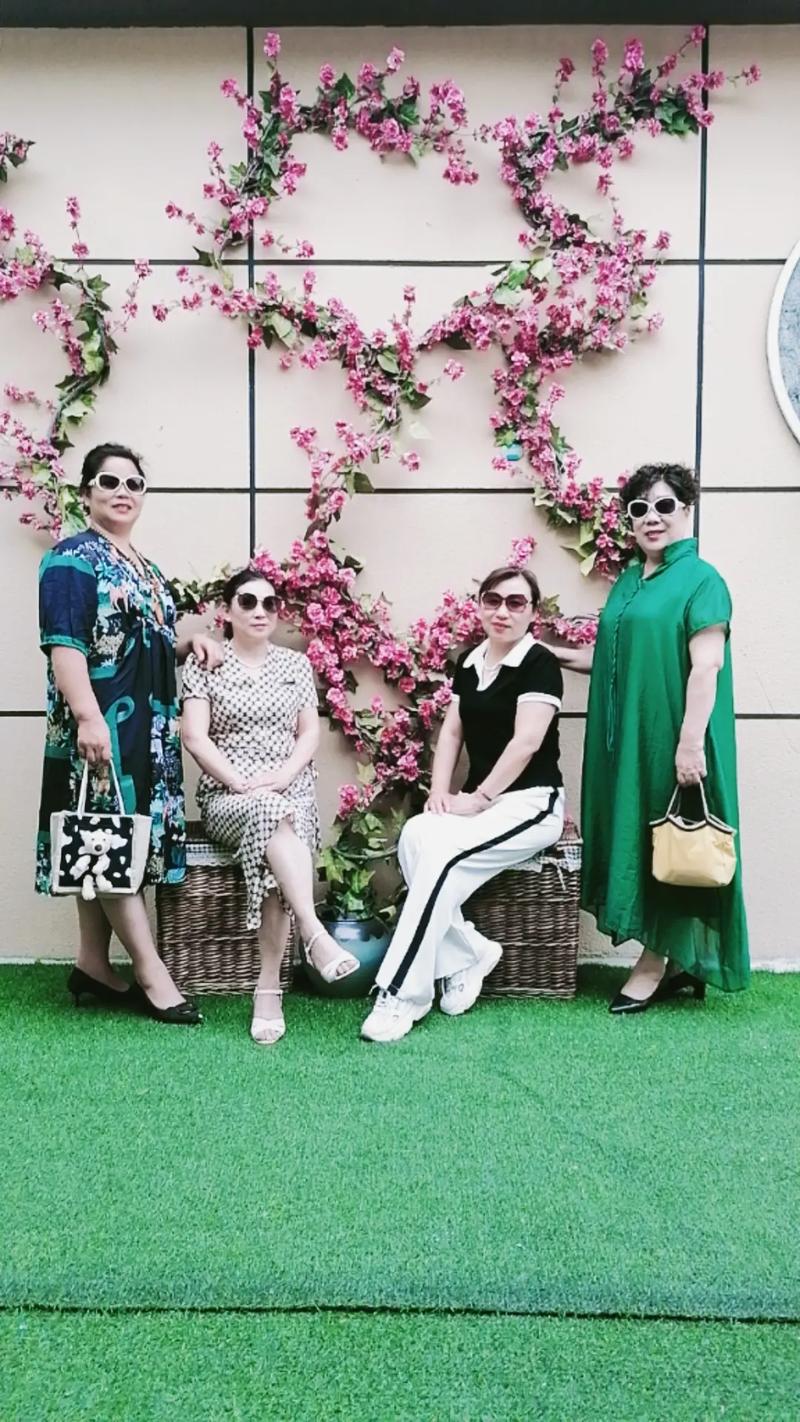 五十多岁的女士拍照怎么摆拍?