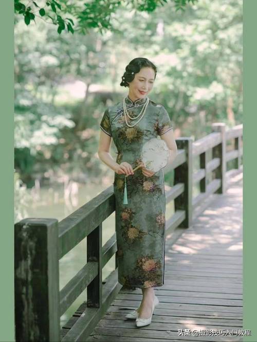 中年女人优雅自然的拍照姿势