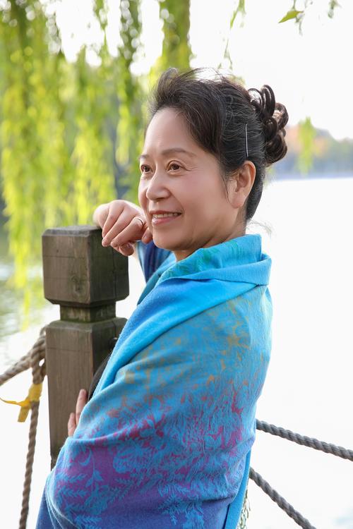 适合中年人拍照姿势