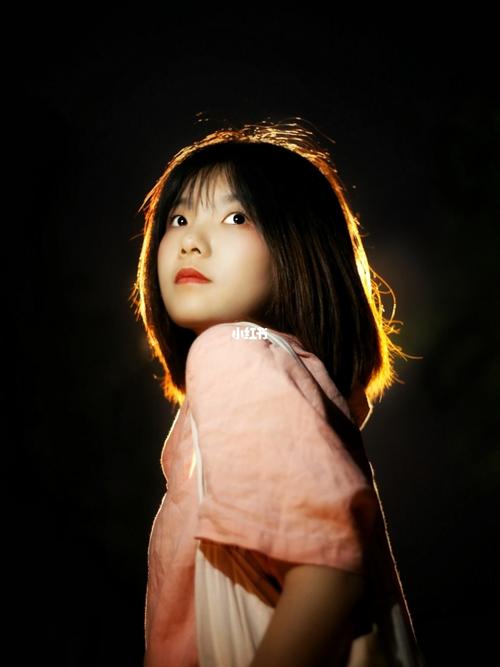 ...的效果有些发亮,怎样才能不易看出是翻拍的照片?