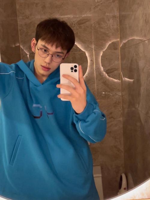 请问男生有什么自拍技巧,初二狗一枚,求问了不会自拍