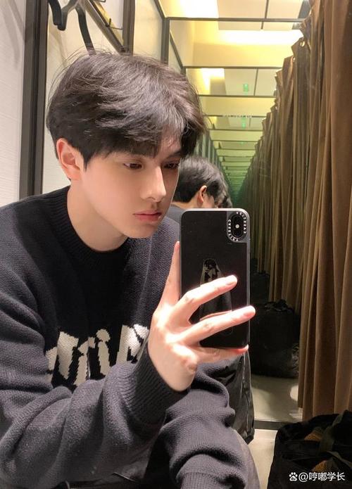 谁知到怎么自拍好看。男生