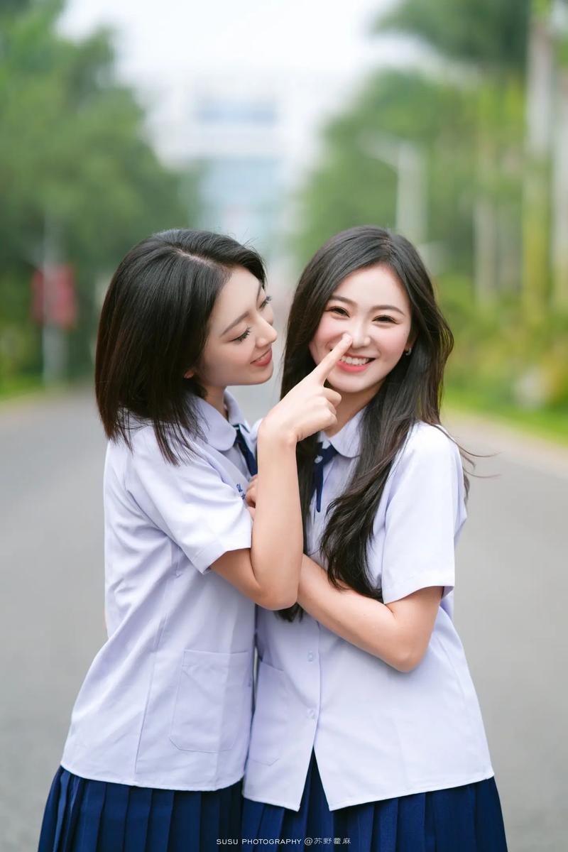 拍照姿势3人女生图1