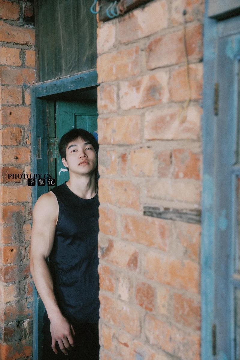 拍照姿势怎么摆男生头发图2