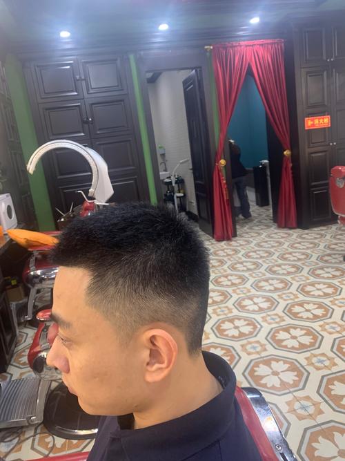 短头发男生拍照技巧