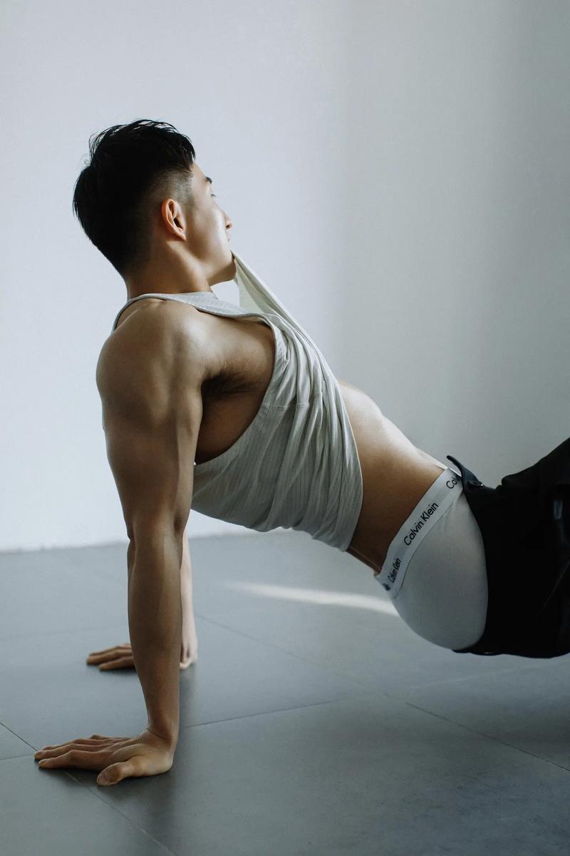 拍照姿势怎么摆好看男孩图片图3