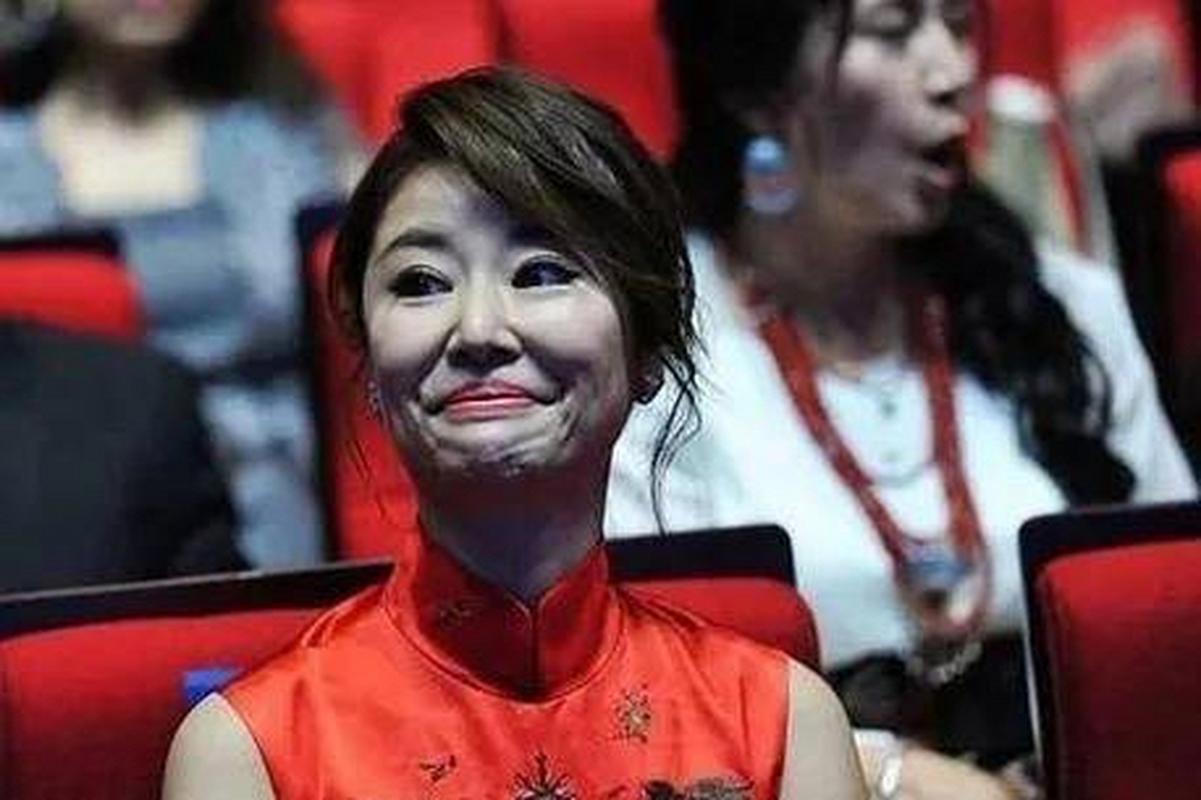 潘粤明晒死亡角度自拍调侃,难道明星也把握不住死亡角度吗?