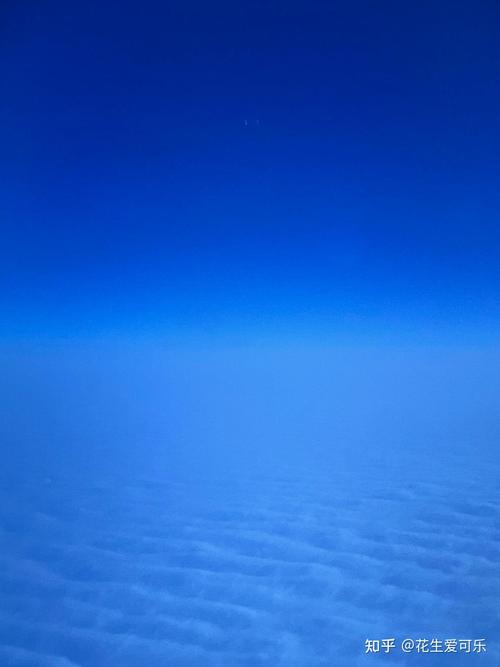 手机拍太阳为什么屏幕中间出现个淡蓝色小点?