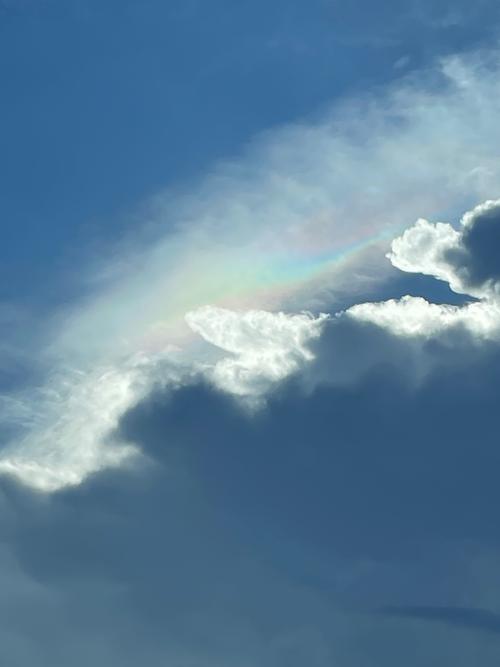 宁静拍照片背景是七彩祥云,这样的照片是不是绝美?