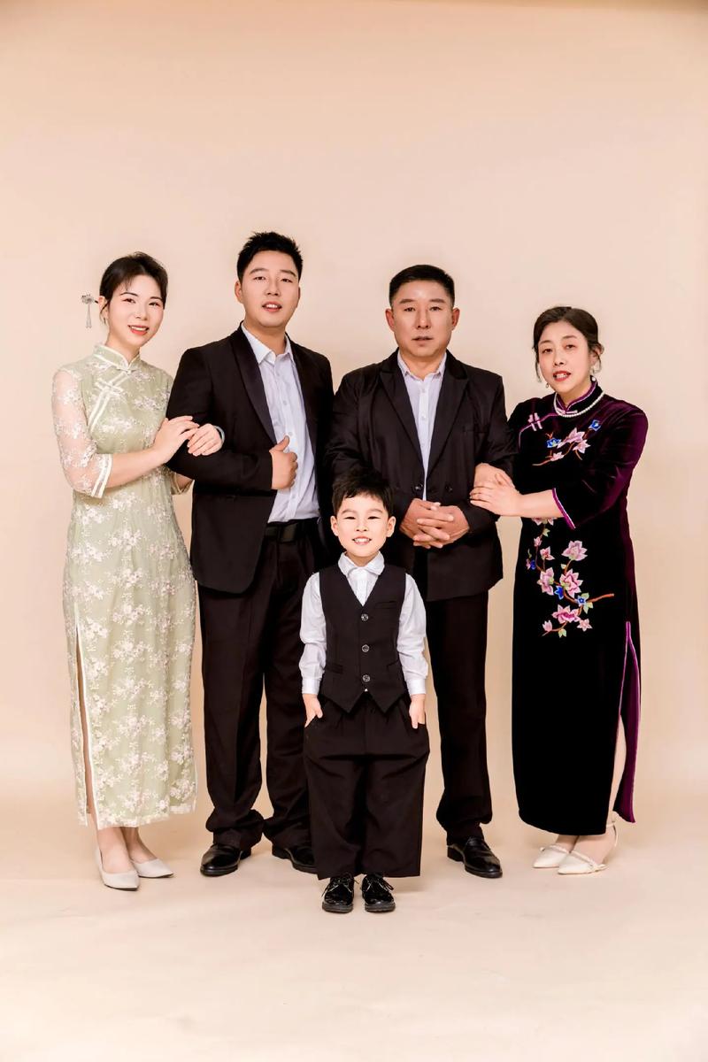 拍张五人全家福,应该用什么姿势画面会比较好看,和谐呢?不想要那种爸妈...