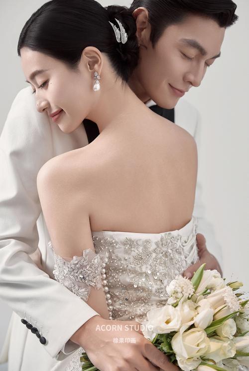 婚纱照动作摆姿势,拍婚纱照姿势的摆法图