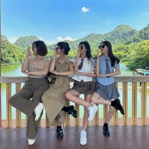 4人拍照姿势的摆法