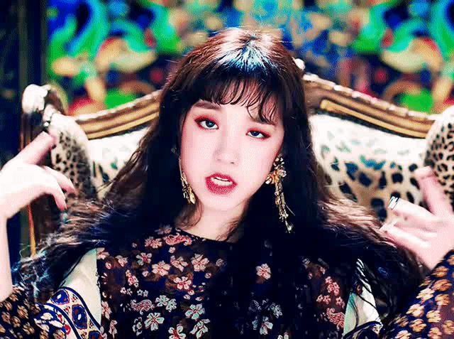 宋雨琦丑照被扒出,面容青涩,蓬头垢面被网友质疑整容