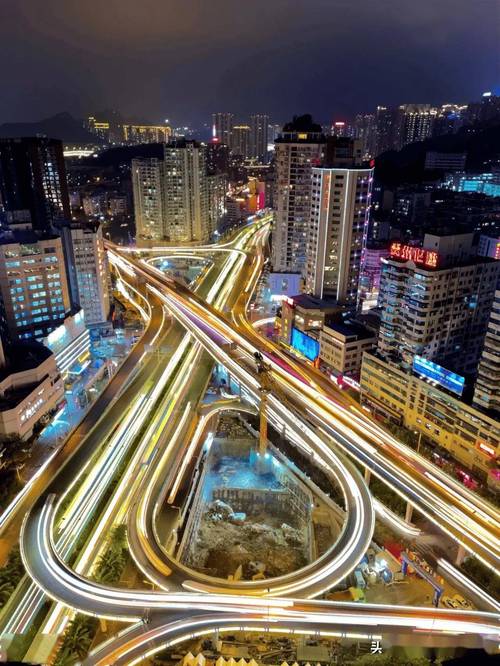 手机摄影技巧丨如何用手机拍出车水马龙的光轨