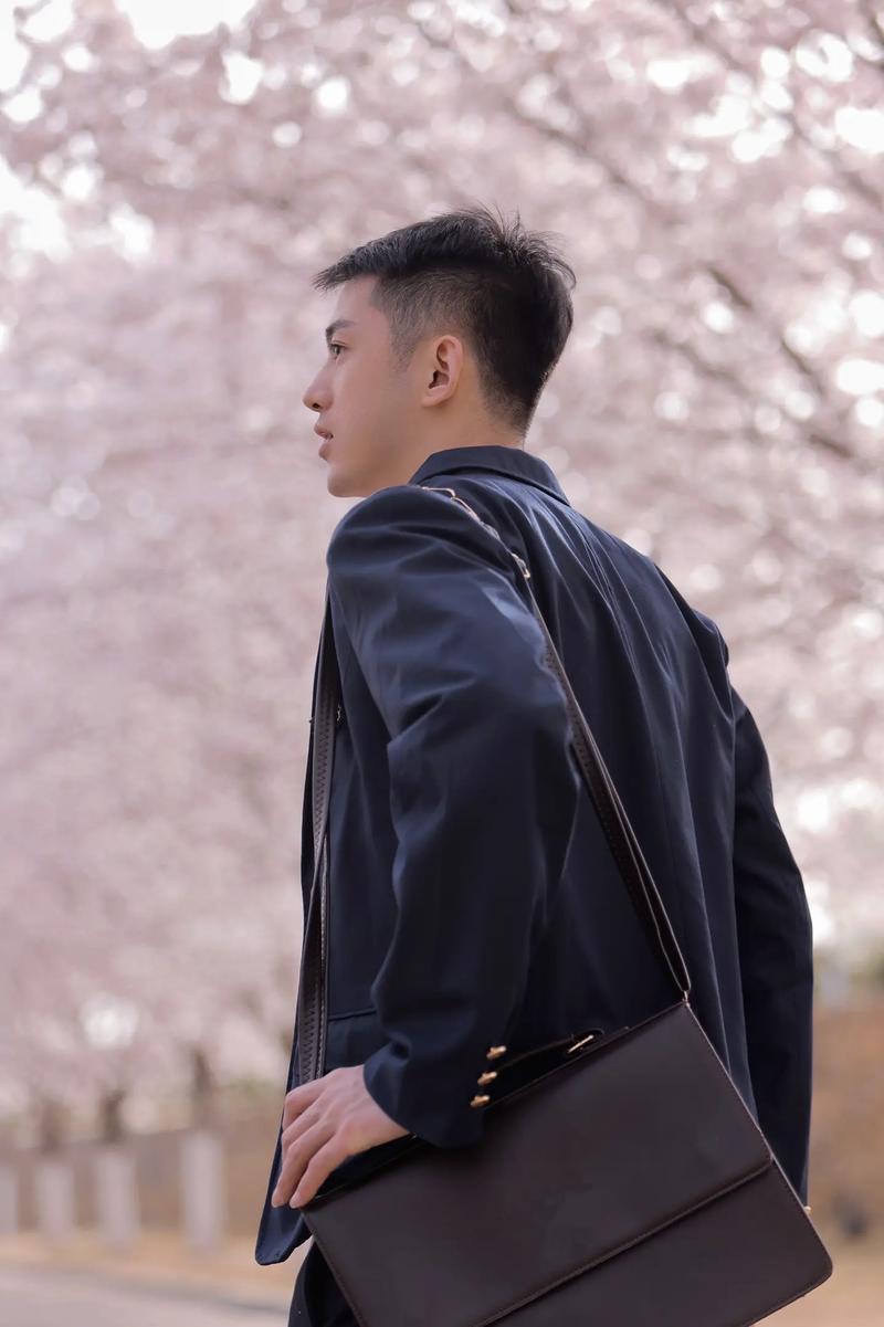 拍照姿势怎么摆好看男生图1