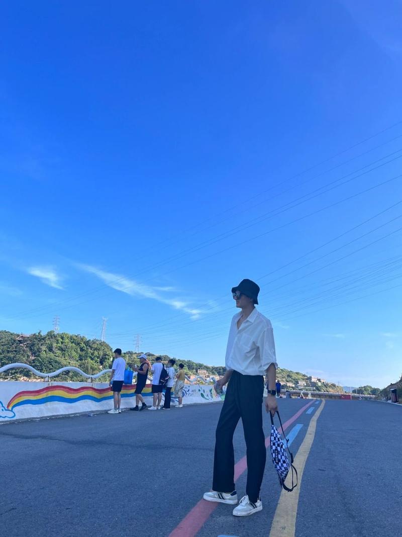 拍照姿势怎么摆男生好看海边图1