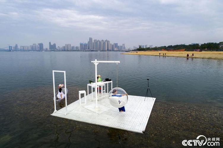 天空之镜网红拍照姿势大全图2