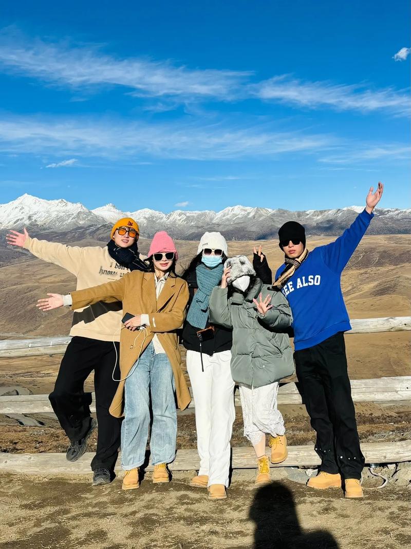 和朋友出游合照时摆什么姿势比较有创意?