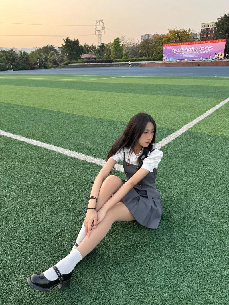 毕业季适合校园操场拍照姿势?