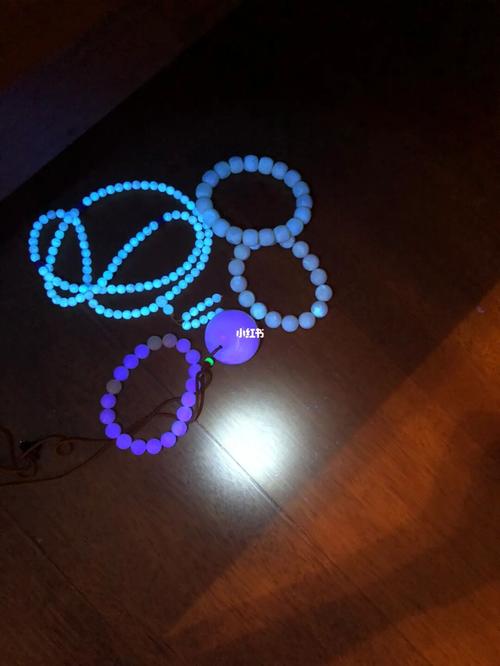 如何在手机上打紫光灯?