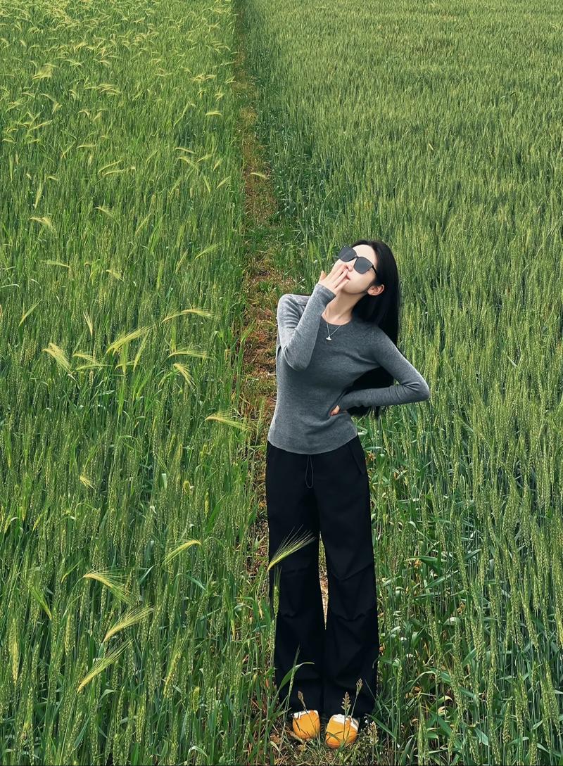 麦田拍照如何摆姿势