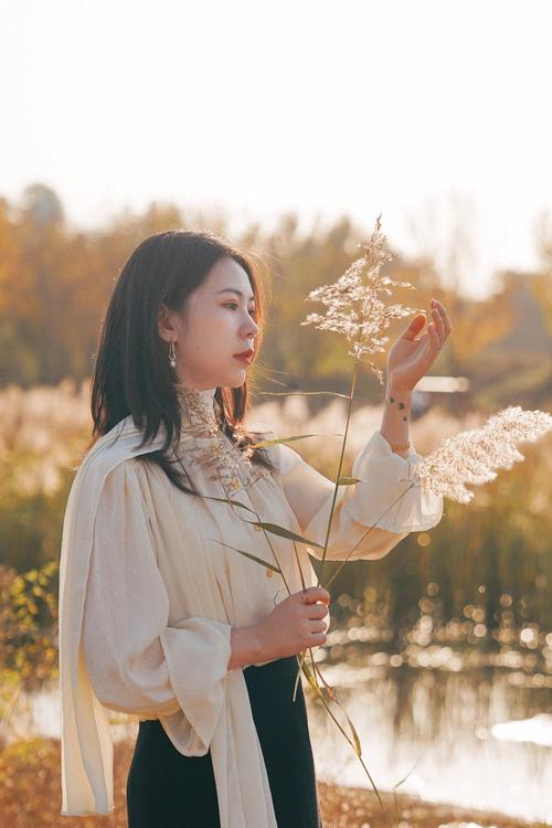 外景拍照怎么摆姿势好看女图1