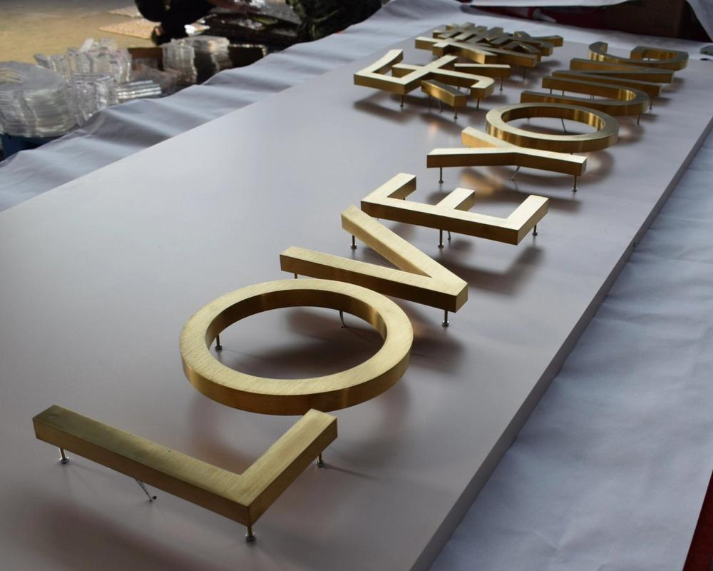 不锈钢背发光字用什么装置在墙上?