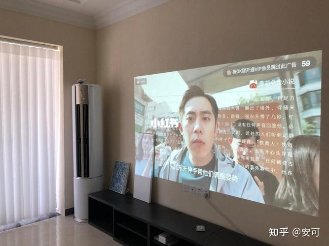 如果想把投影仪投到墙上,墙面应该怎么处理